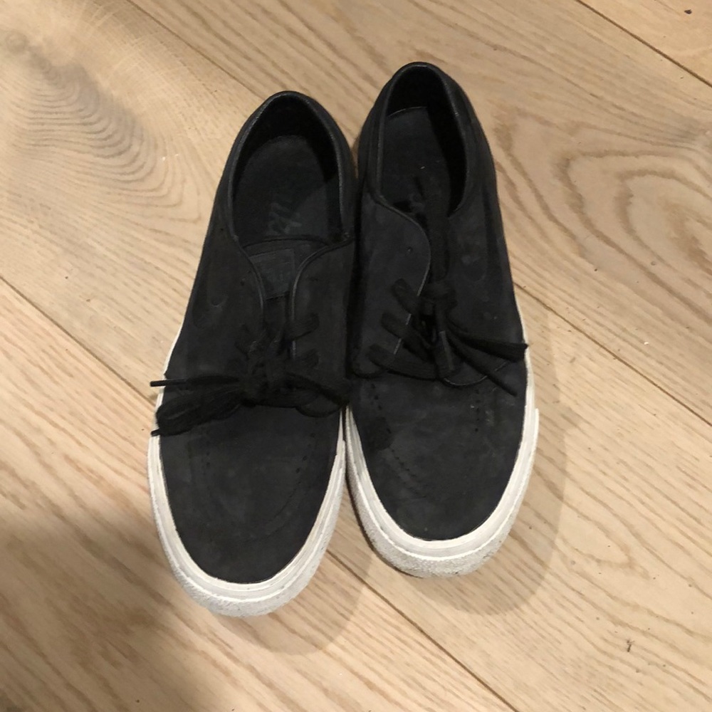 Black and white Nike sb. Very good condition!